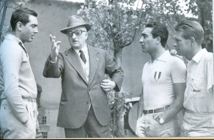Ferrari holds court with Collins (l), Musso (r) and Castelotti