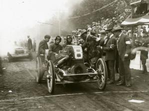 Lee Frayer and his mechanic Eddie Reichenbacher take the start of the 1906 Vanderbilt Cup Qualification Race