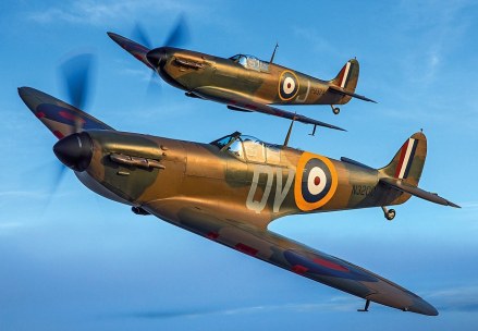 345E56DF00000578-3598540-Shine_Spitfire_N3200_front_the_oldest_Spitfire_still_flying_and_-a-81_1463702986520