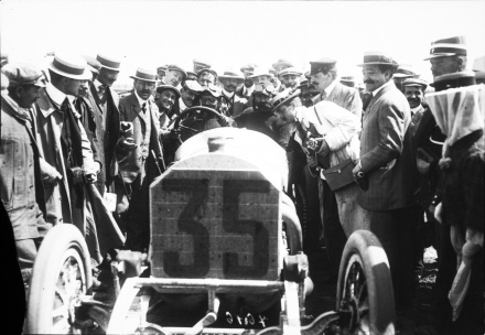 Christian_Lautenschlager_in_his_Mercedes_at_the_1908_French_Grand_Prix_at_Dieppe_(5)